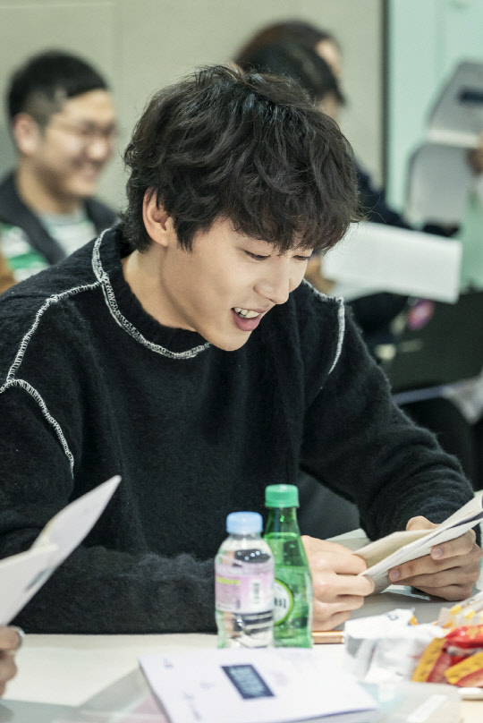 신현수, 와이키키에 인생 몰빵한 프로 2군 야구선수이자 어리바리 짐승남 국기봉 役